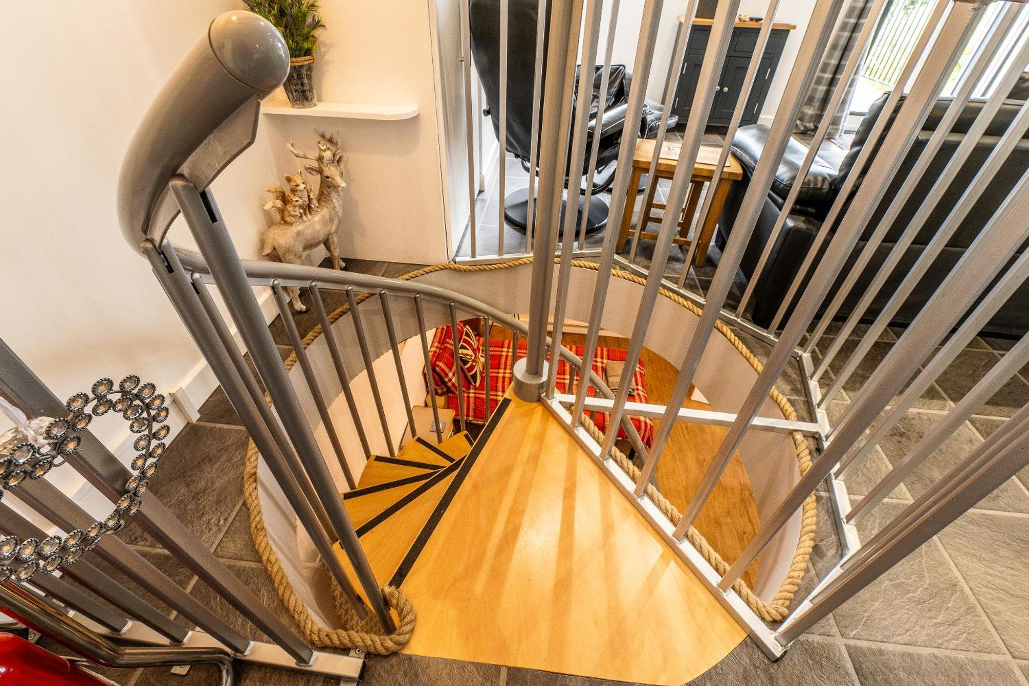 Upside Down House: Quirky Retreat Near Sherwood Forest Nottingham Exterior photo
